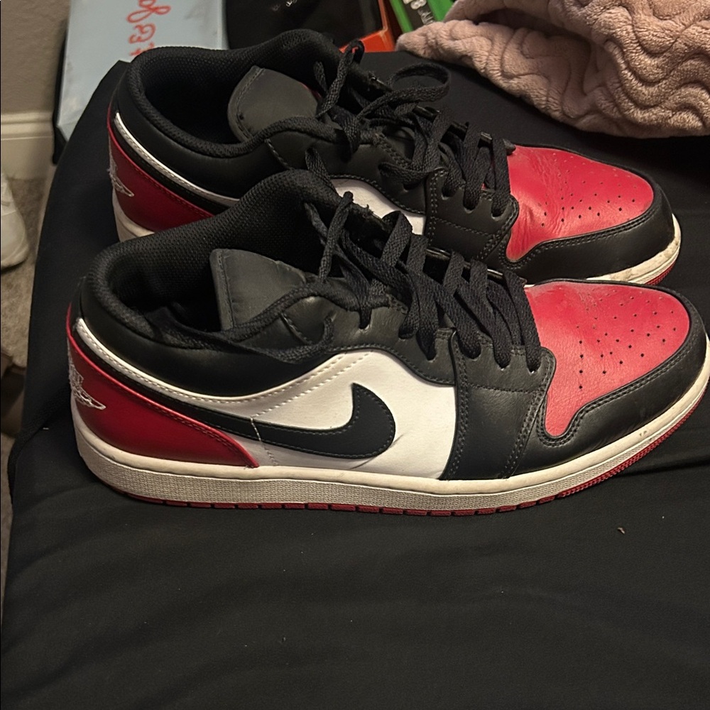 Nike Men's Black, Red, and White Sneakers